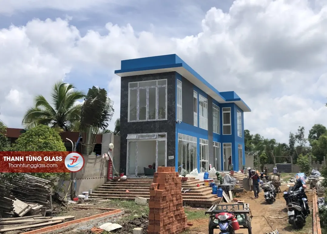 Toàn cảnh nhà ở lắp cửa đi và cửa sổ nhôm kính
