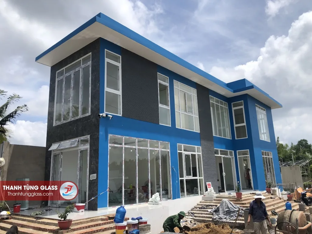 Nhà ở lắp trọn bộ cửa nhôm kính do Thanh Tùng Glass sản xuất và thi công