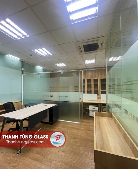 Vách Kính Văn Phòng