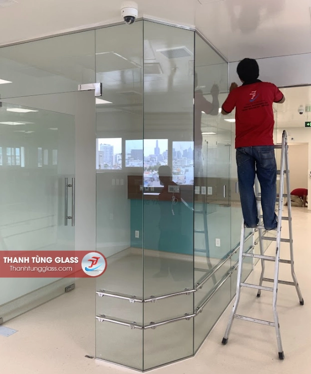 Vách kính và cửa kính