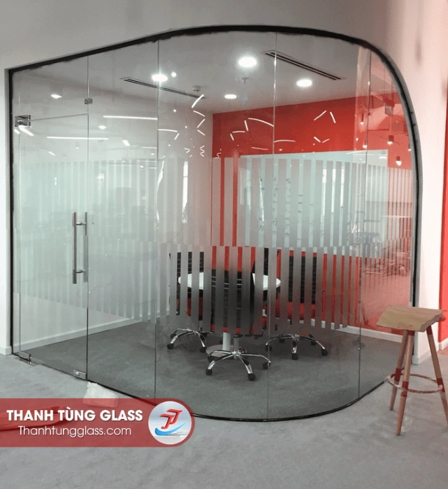Vách Kính Văn Phòng Uốn Cong