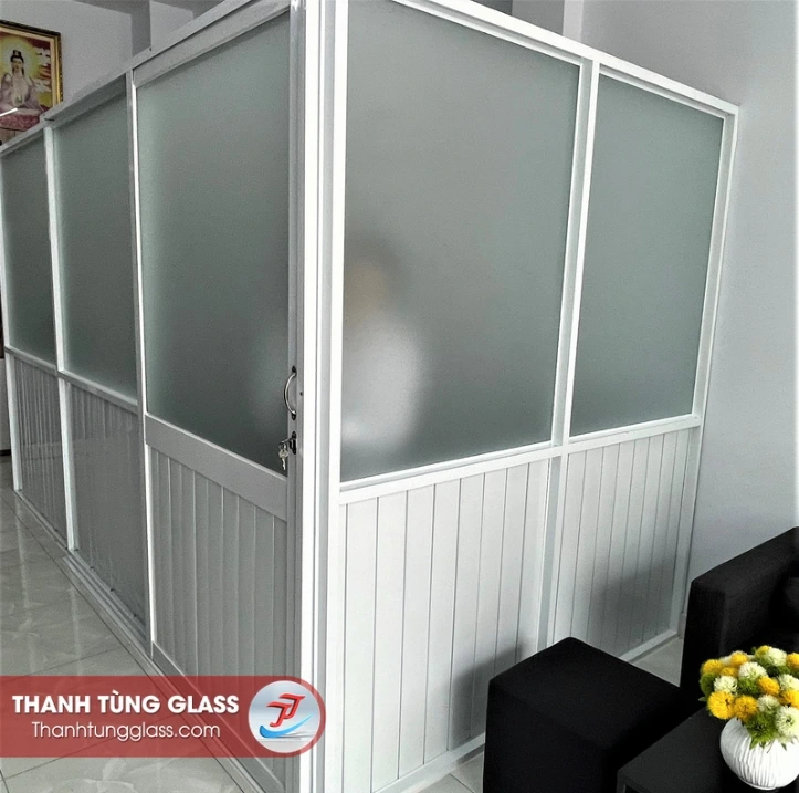 Vách nhôm kính thường
