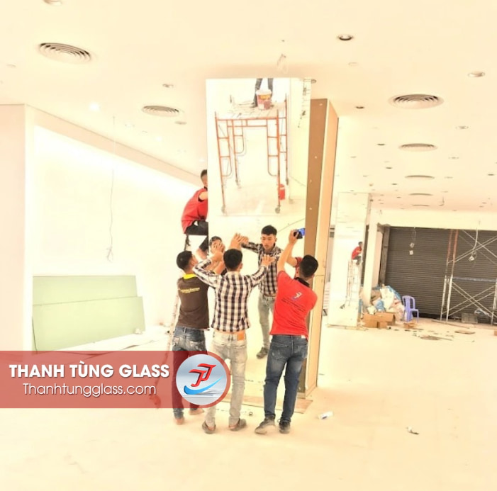 Lưu ý khi thi công ốp kính thủy (keo, bề mặt, an toàn)