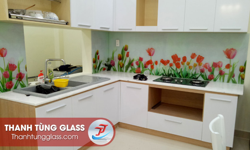 Mẫu kính ốp bếp in hoa văn phổ biến