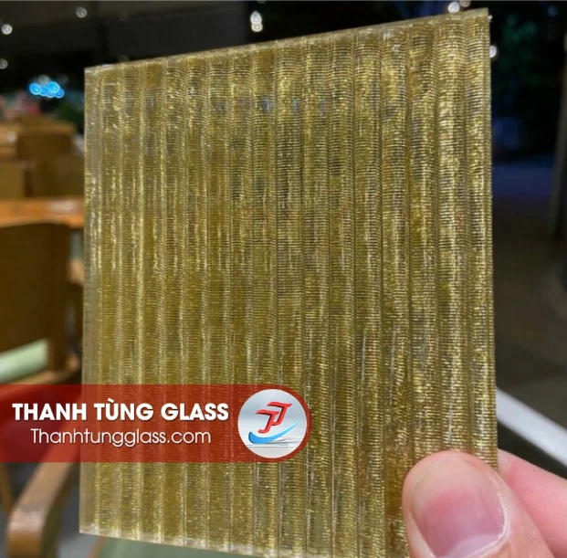 Kính đúc ghép lụa: kết hợp vân nổi với lớp lụa