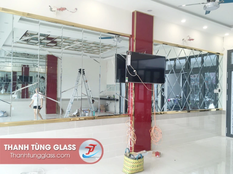 Kính thủy là gì? Cấu tạo lớp tráng màu, phân biệt với gương