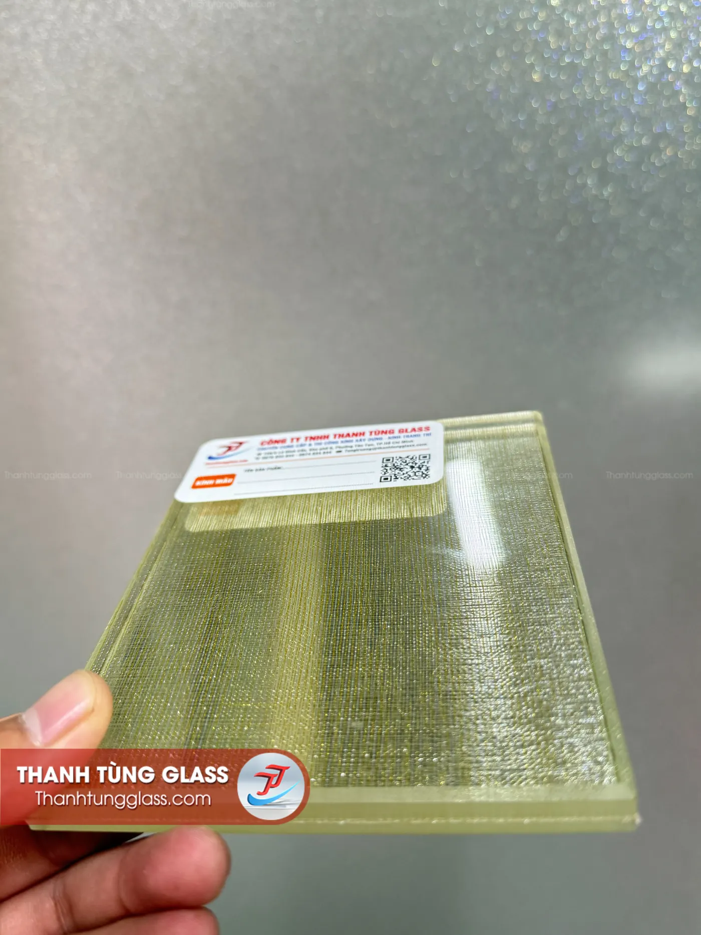 Mẫu kính ghép lụa sợi vàng
