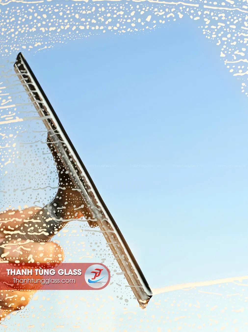 Kính trang trí loại nào bền và dễ vệ sinh?
