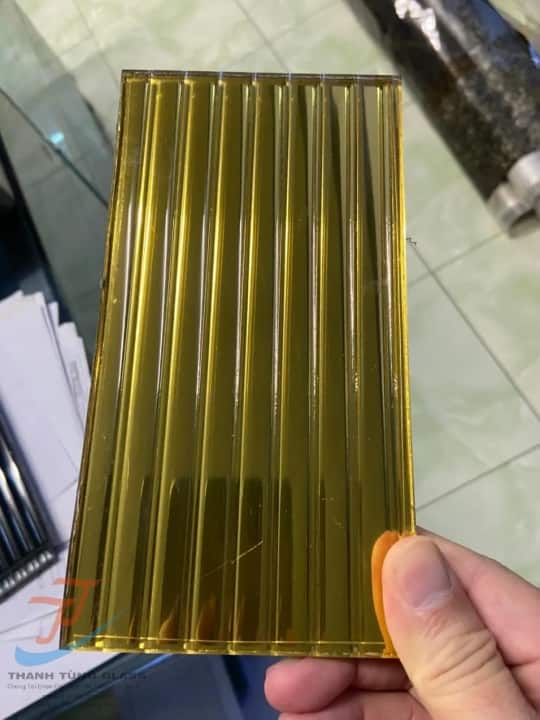 KÍNH SỌC MÀU VÀNG