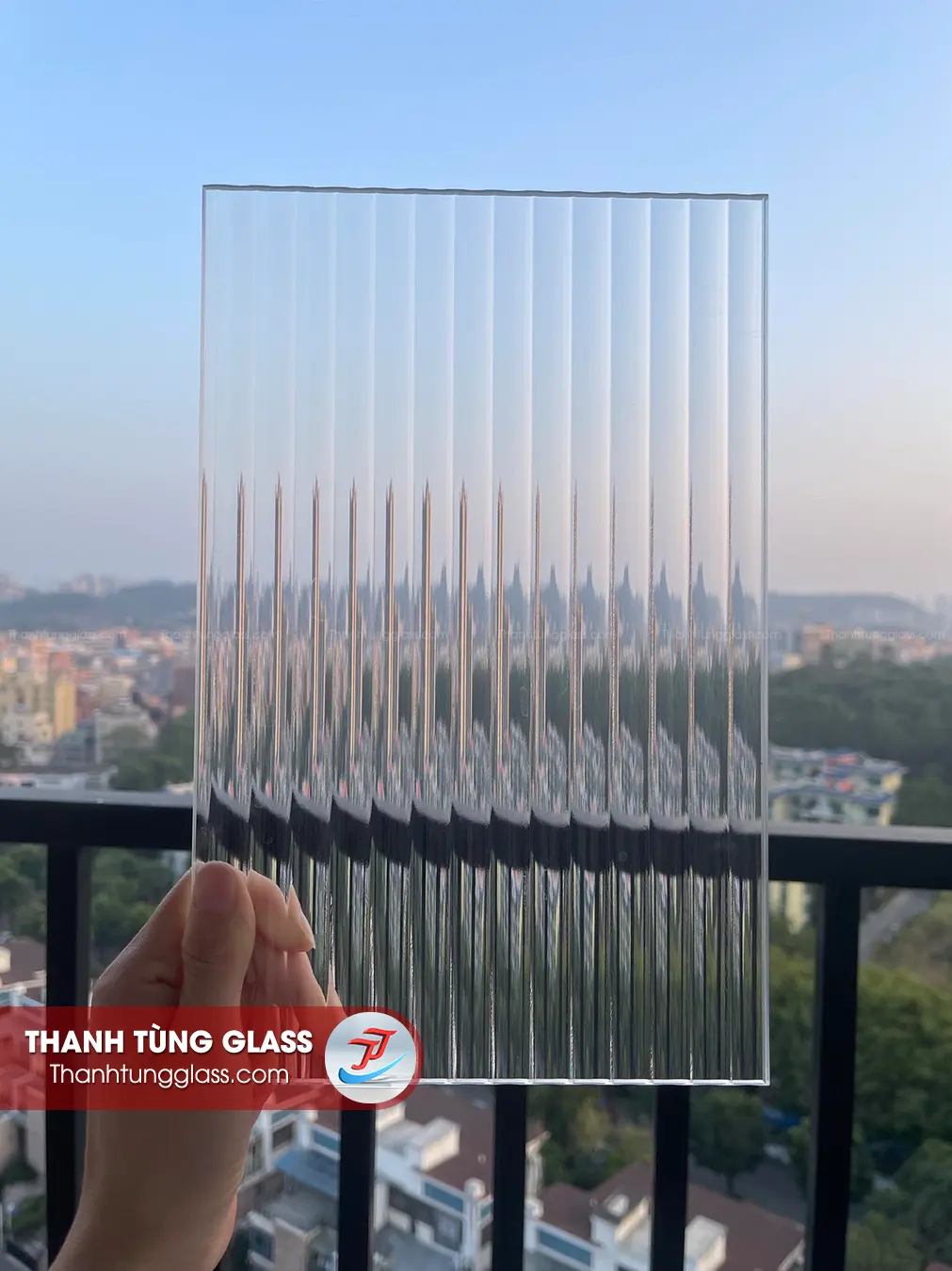 Kính đúc sọc to
